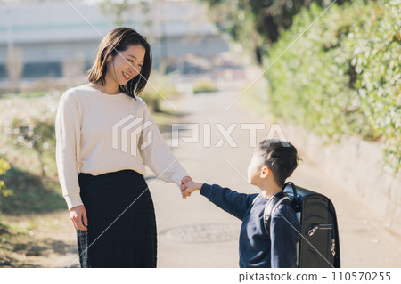 年輕的母親和男孩背著書包 年輕的母親和男孩背著書包 110570255