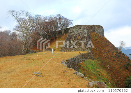 Tsuwano Castle ruins The stone wall of Sanjukkendai seen from the Sannomaru ruins Tsuwano Castle ruins The stone wall of Sanjukkendai seen from the Sannomaru ruins 110570362