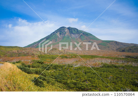 從世界自然遺產本知床半島的知床峠眺望羅臼山 110570864