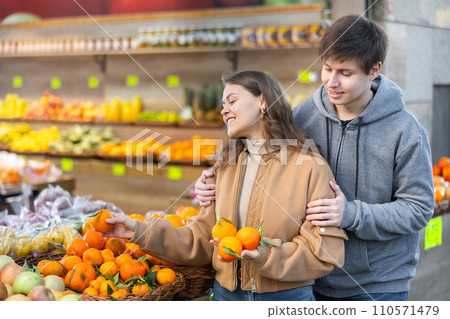 Young couple buying tangerines in grocery store 110571479
