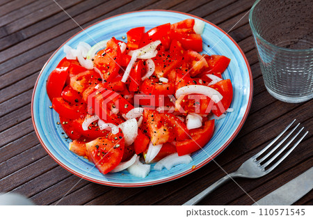 Fresh salad with tomatoes and chopped onion 110571545