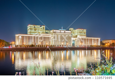 Night view of the Ministry of Defence of Russian Federation, and Moscow river embakmen 110571695