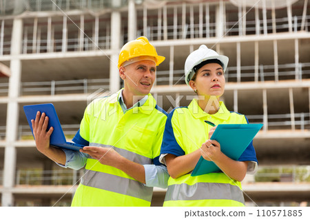 Two builders planning their work in construction plant 110571885