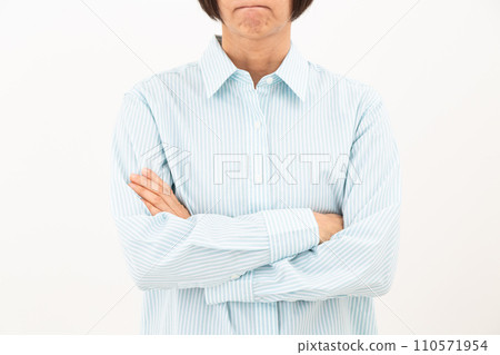 Middle women playing arms 110571954