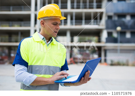Builder talking about work at the laptop 110571976