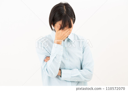 生氣的中間女人 110572070