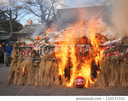 (Shizuoka Prefecture) Mishima Taisha Shrine Dondo-yaki lighting (Shizuoka Prefecture) Mishima Taisha Shrine Dondo-yaki lighting 110572102