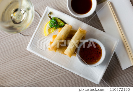 japanise harumaki with vegetables in the restaurant 110572190