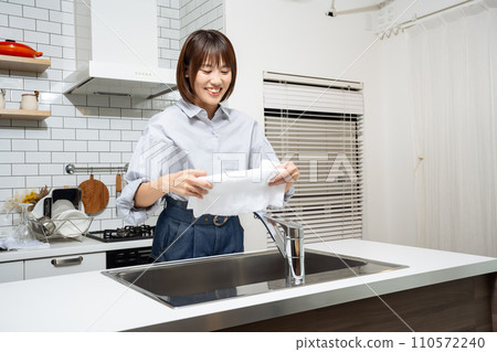 一個女人在打掃廚房 一個女人在打掃廚房 110572240