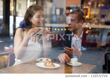 couple, restaurant, coffee 110572729