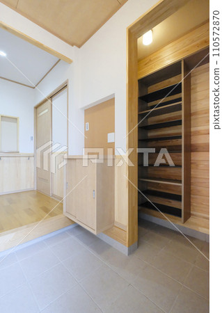 Japanese-style architectural entrance and storage Japanese-style architectural entrance and storage 110572870