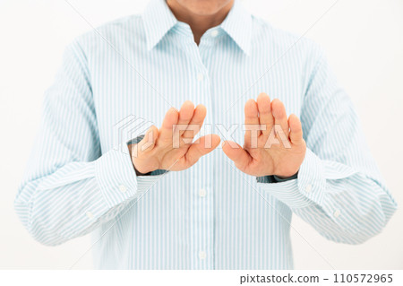 Middle-aged women who are concerned about rough hands 110572965