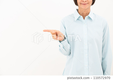 中年婦女指著 中年婦女指著 110572970