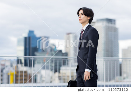 招聘西裝的年輕人求職新員工 110573110