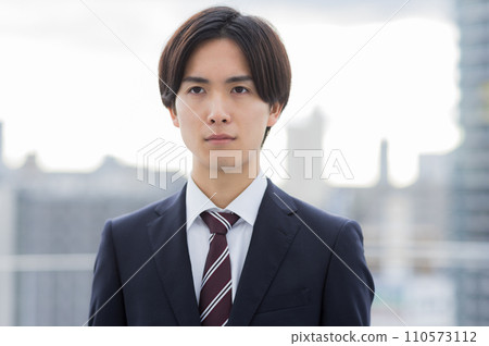 招聘西裝的年輕人求職新員工 110573112