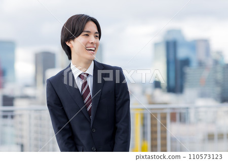 招聘西裝的年輕人求職新員工 110573123