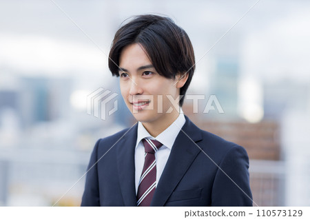 招聘西裝的年輕人求職新員工 110573129