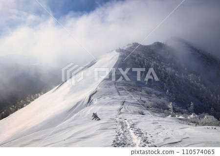 布塔卡山的雪山脊線 布塔卡山的雪山脊線 110574065