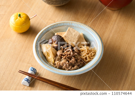 盤子裡的肉豆腐 110574644