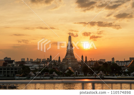 Wat Arun Temple in sunset, Temple of Dawn near Chao Phraya river. Landmark and popular for tourist attraction and Travel destination in Bangkok, Thailand and Southeast Asia concept 110574898