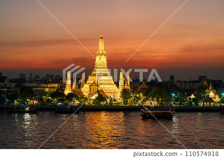 Wat Arun Temple in sunset, Temple of Dawn near Chao Phraya river. Landmark and popular for tourist attraction and Travel destination in Bangkok, Thailand and Southeast Asia concept 110574918