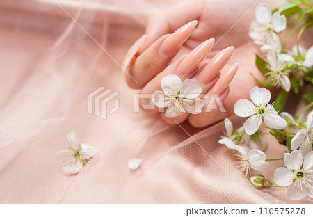 Elegant pastel pink natural manicure. 110575278