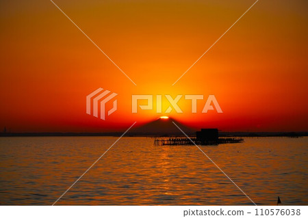 Lake Kasumigaura, early spring sunset sky, twilight view of Diamond Fuji 110576038