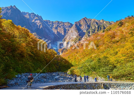 秋天從群馬縣水上町的一之倉澤到谷川岳 110576088