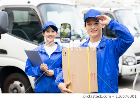 站在卡車前面的工人 110576301