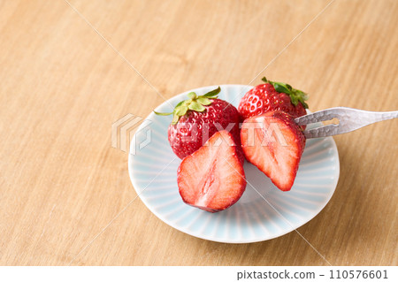 Strawberries cut in half 110576601