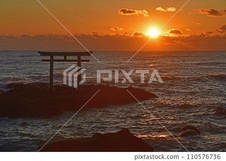 茨城縣、大洗海岸、上磯鳥居和早晨的陽光 110576736