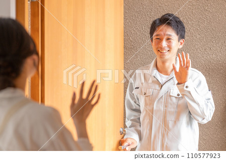 年輕男工(新婚夫婦、情侶、情人)的早晨工作場景 年輕男工(新婚夫婦、情侶、情人)的早晨工作場景 110577923