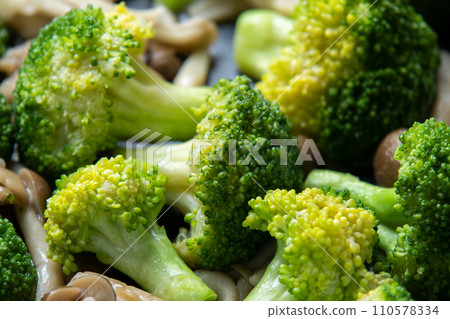 炒西蘭花和蘑菇,烹飪場景。 炒西蘭花和蘑菇,烹飪場景。 110578334