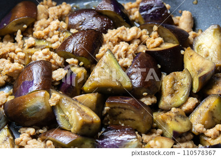 煎鍋裡煎茄子和雞肉末的烹飪場景。 110578367