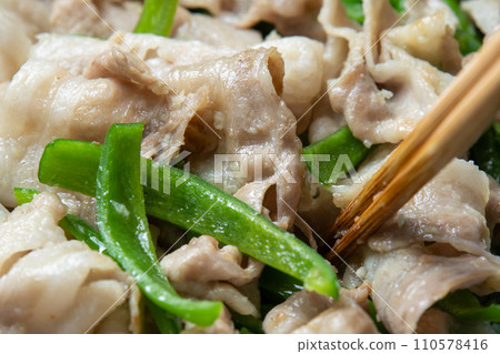 五花肉和青椒在煎鍋裡炒的烹飪場景。 五花肉和青椒在煎鍋裡炒的烹飪場景。 110578416