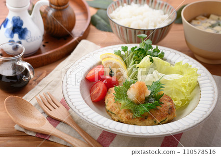 日式碎雞肉碎紫蘇葉漢堡 日式碎雞肉碎紫蘇葉漢堡 110578516