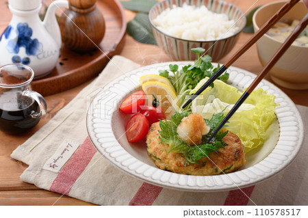 日式碎雞肉碎紫蘇葉漢堡 日式碎雞肉碎紫蘇葉漢堡 110578517