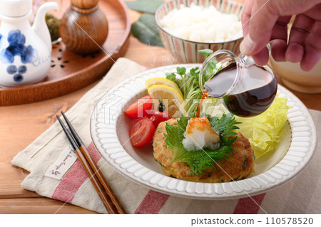 日式碎雞肉碎紫蘇葉漢堡 110578520