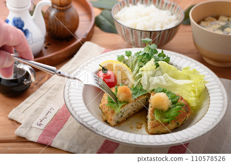 Japanese-style grated hamburger with minced chicken and perilla leaves 110578526