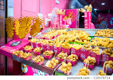 台灣台北市九份的攤位上販售的油炸食品 110578714