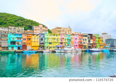 Taiwan/Keelung City/Zhengbin Fishing Port Paint Shop 110578720