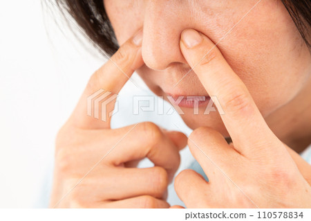 Middle-aged women who are concerned about their nose 110578834