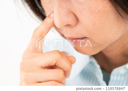 Middle-aged women who are concerned about their nose Middle-aged women who are concerned about their nose 110578847