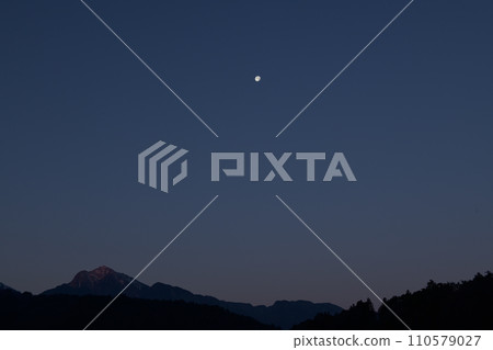 南阿爾卑斯山的凱駒岳，山峰被染成紅色，16.1歲的月亮西斜 110579027