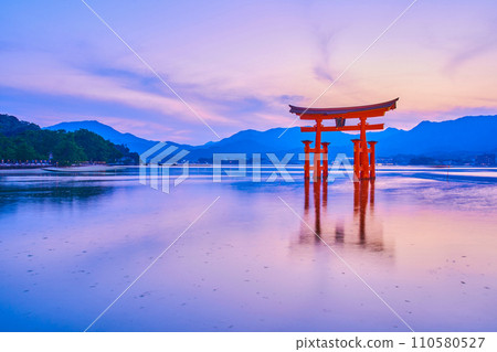 Miyajima, Hiroshima Prefecture / Itsukushima Shrine Otorii at dusk Miyajima, Hiroshima Prefecture / Itsukushima Shrine Otorii at dusk 110580527