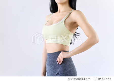 Portrait of a woman with bust up 110580567