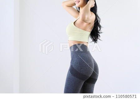 一個帶有提臀圖像的女人的肖像 110580571