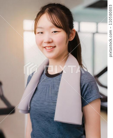 微笑的年輕女子在健身房裡 110580803