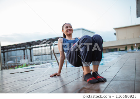 Woman doing prepare of glute bridge exercise or pithasana pose 110580925