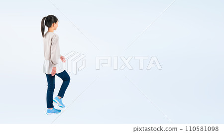 一個行走的女孩的背影 110581098